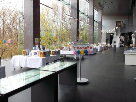 子どもの本展示会コーナーの写真