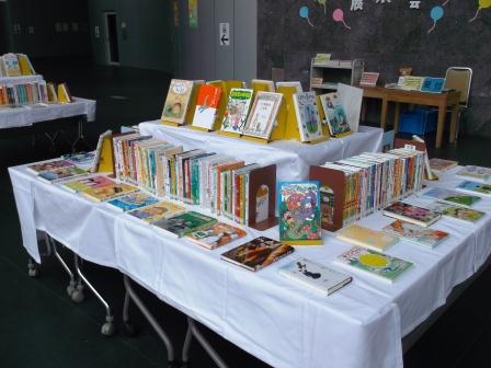 子どもの本展示会コーナーの写真2枚目
