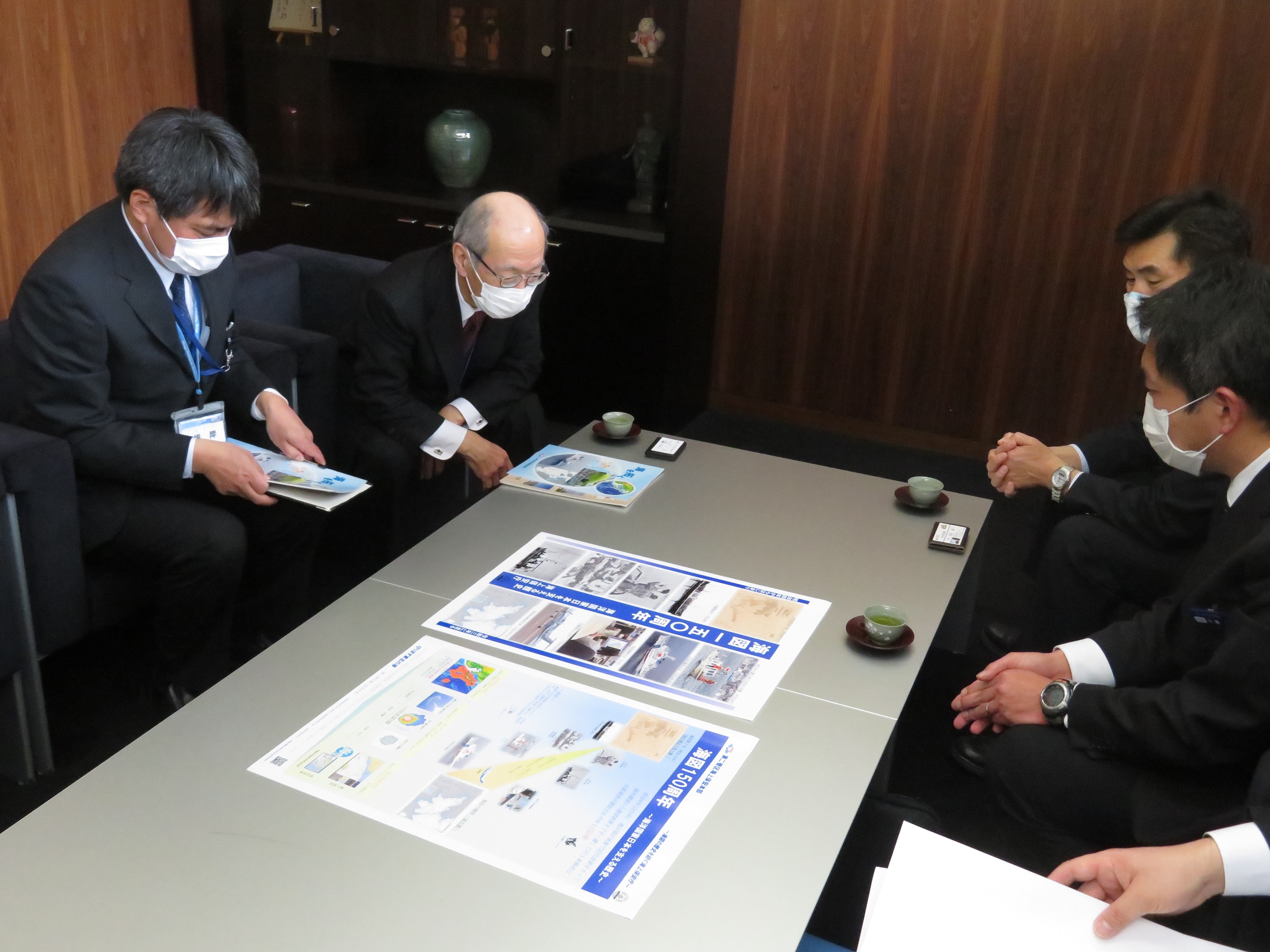 第二管区海上保安本部から資料を受け取る様子の画像