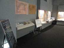 東日本大震災文庫展11「あの日はいつもどおりのはずだった」の展示室の画像2枚目