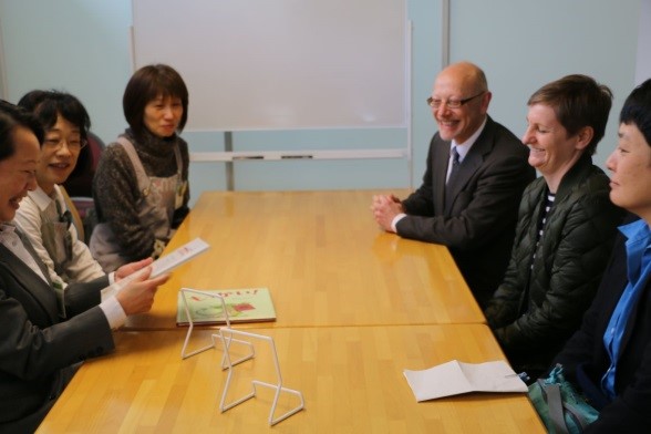 仙台市民図書館長への表敬訪問と館内見学の様子（その1）の画像