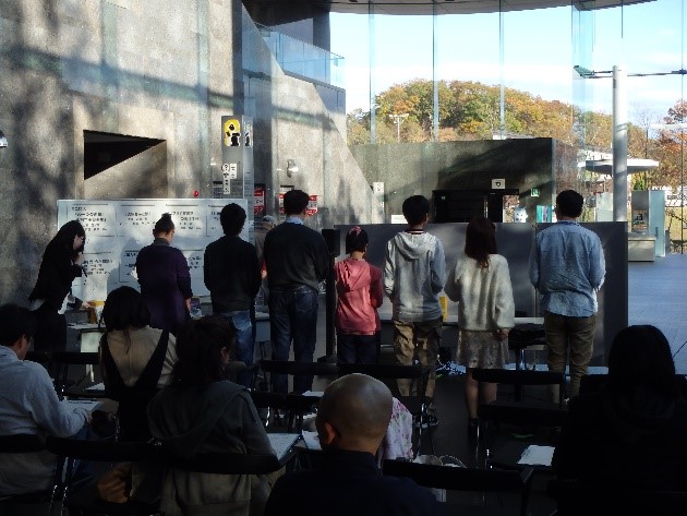 投票中の様子の画像