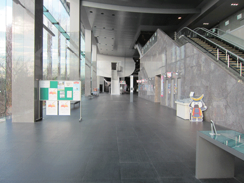 正面玄関からエントランスホール画像