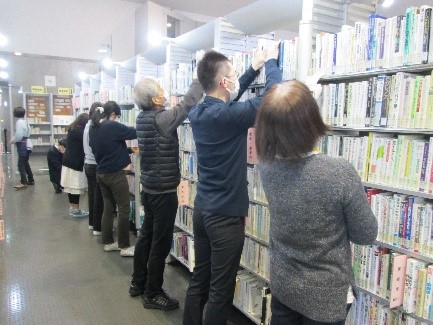 3階の一般図書フロアでの資料整理している写真1枚目