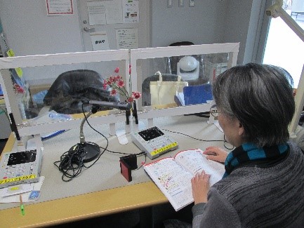 1階の音訳室で資料を読み上げる「音訳」中の写真1枚目
