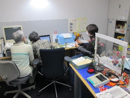 1階の音訳室で資料を読み上げる「音訳」中の写真2枚目