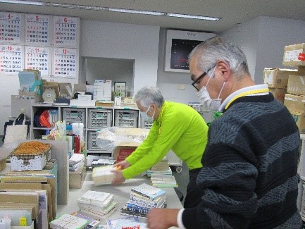 1階の事務室での作業中の写真