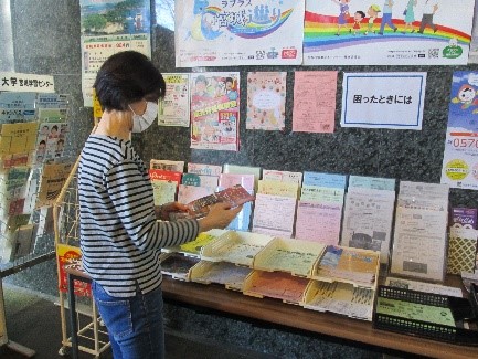 1階の地域情報発信コーナーで整理作業している写真