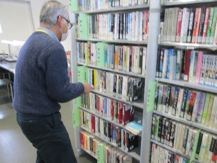 3階の一般図書フロアでの資料整理している写真2枚目