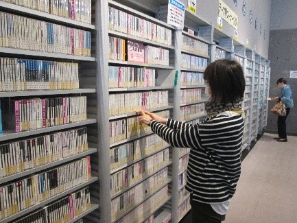 1階の音と映像のフロアで資料整理している写真1枚目