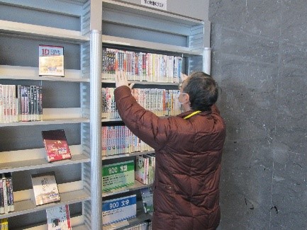 1階の音と映像のフロアで資料整理している写真2枚目