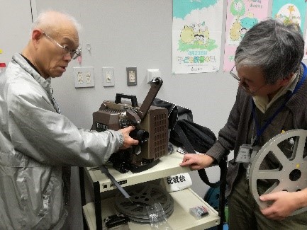 1階の音と映像のフロアで16ミリフィルムを点検している写真2枚目